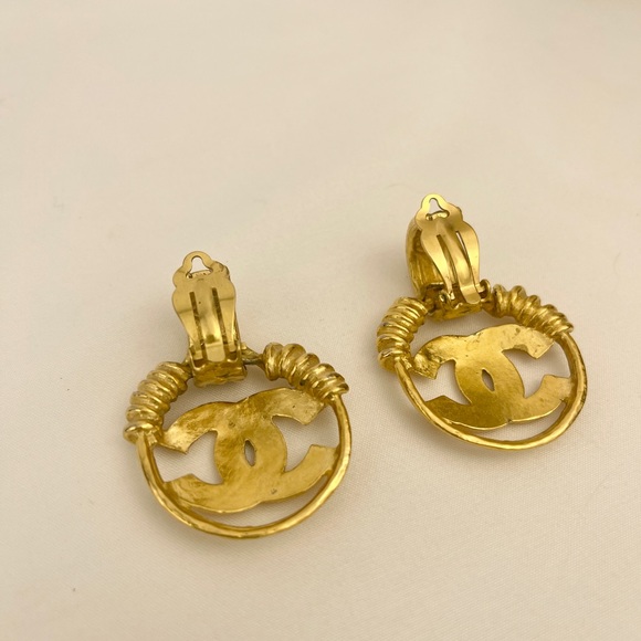CHANEL Earrings Gold Tone 93P - Picture 3 of 6
